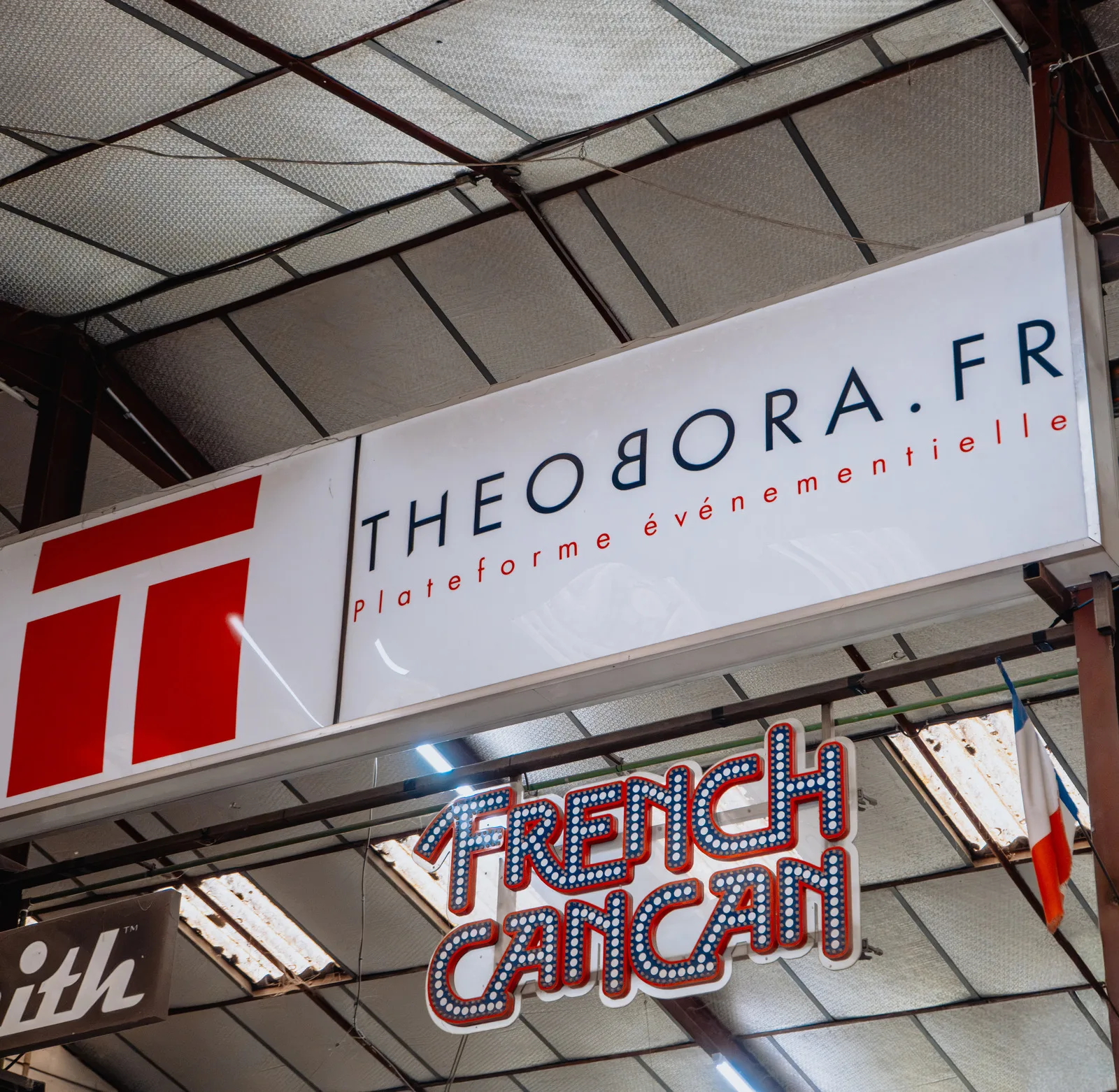 Enseigne Theobora.fr dans l'atelier de Pithiviers