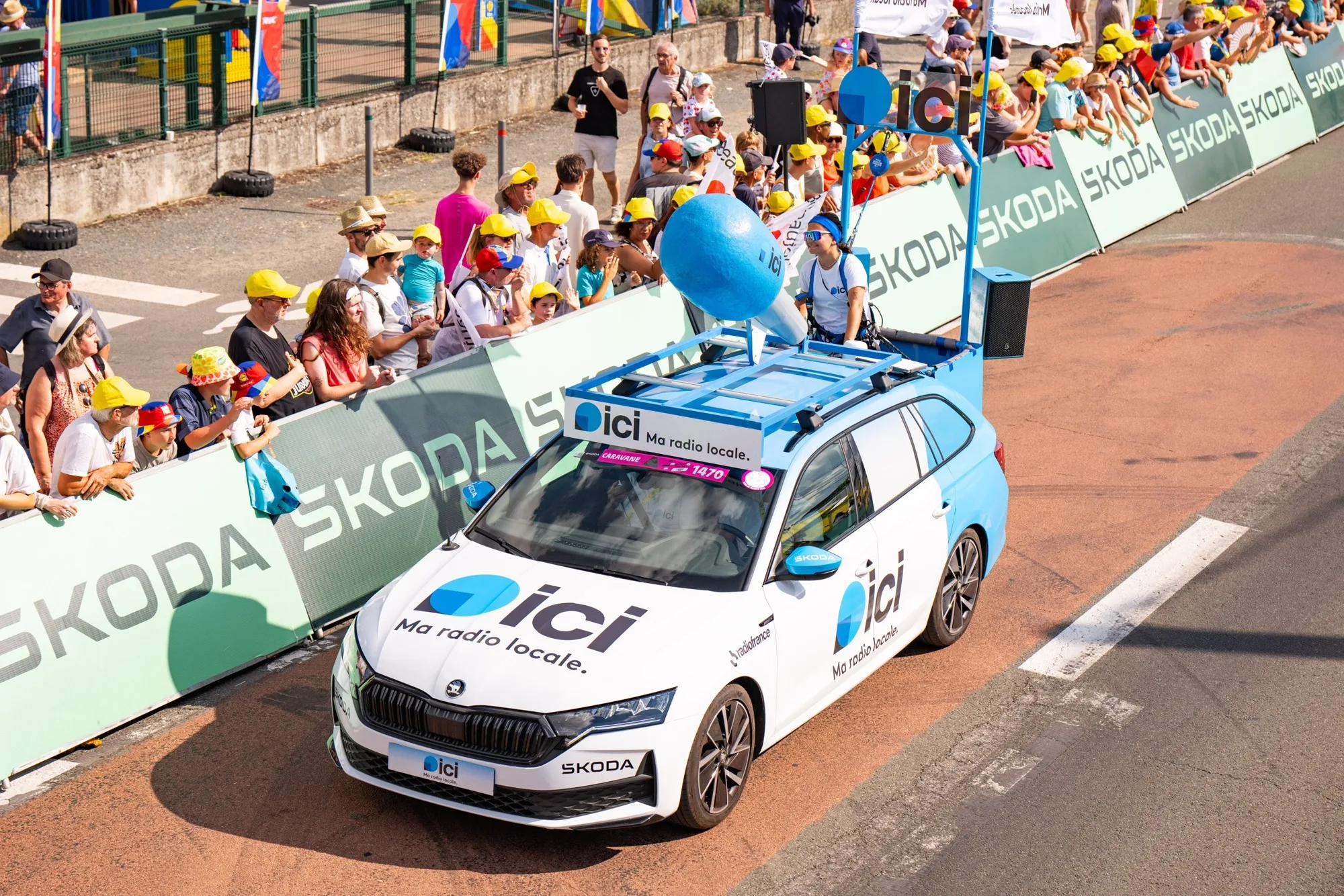 Škoda habillée aux couleurs d'ICI sur le Tour de France
