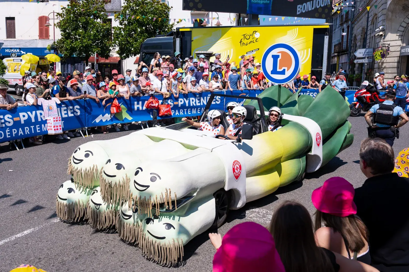 Le véhicule poireau E.Leclerc dans la caravane du Tour de France 2025