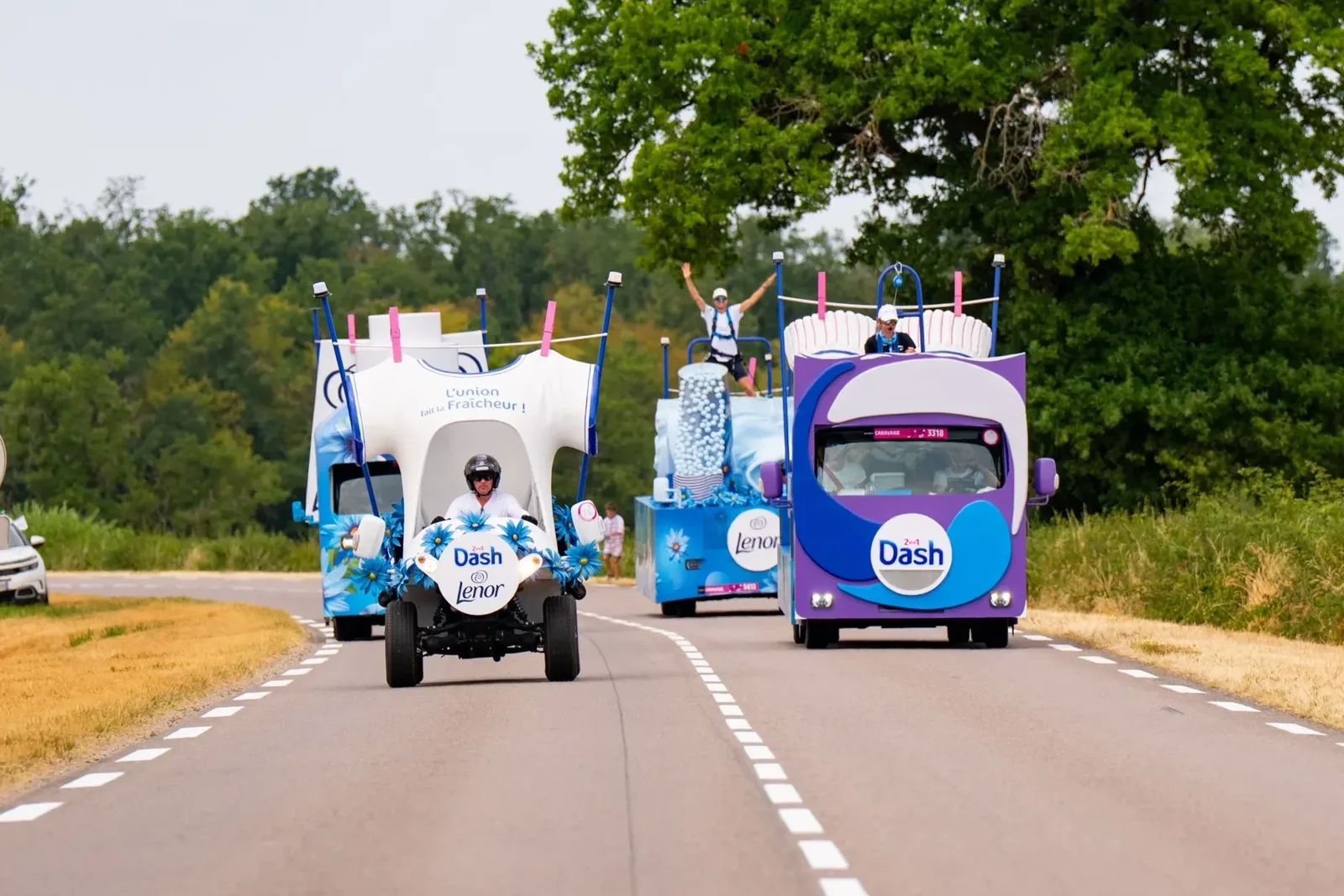 Caravane Dash et Lenor sur la route du Tour de France