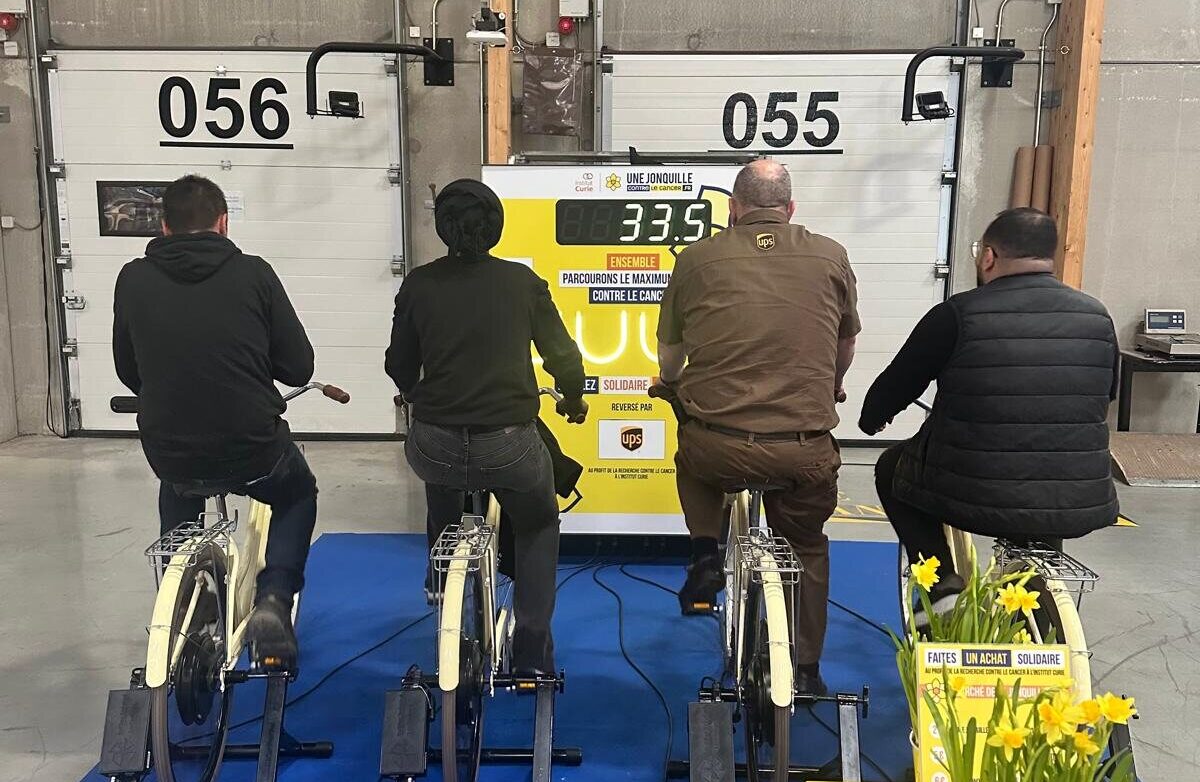 Défi vélo Une jonquille contre le cancer sur un quai logistique