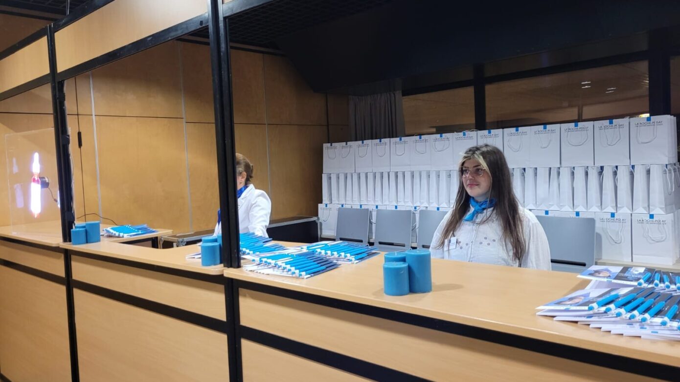 Comptoir d'accueil et vestiaire de la soirée formation L'Oréal