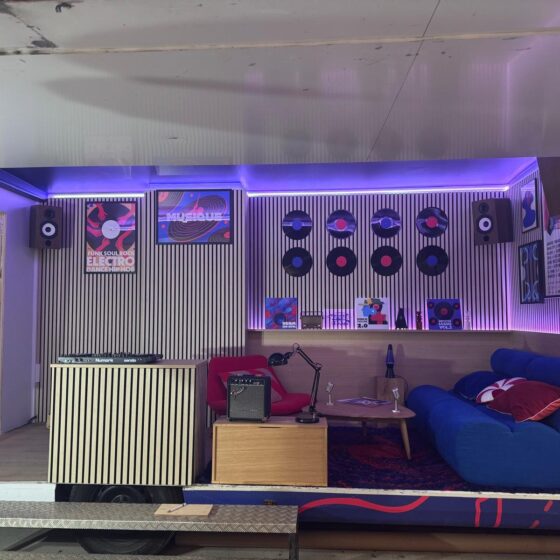 Intérieur du camion aménagé en studio musique