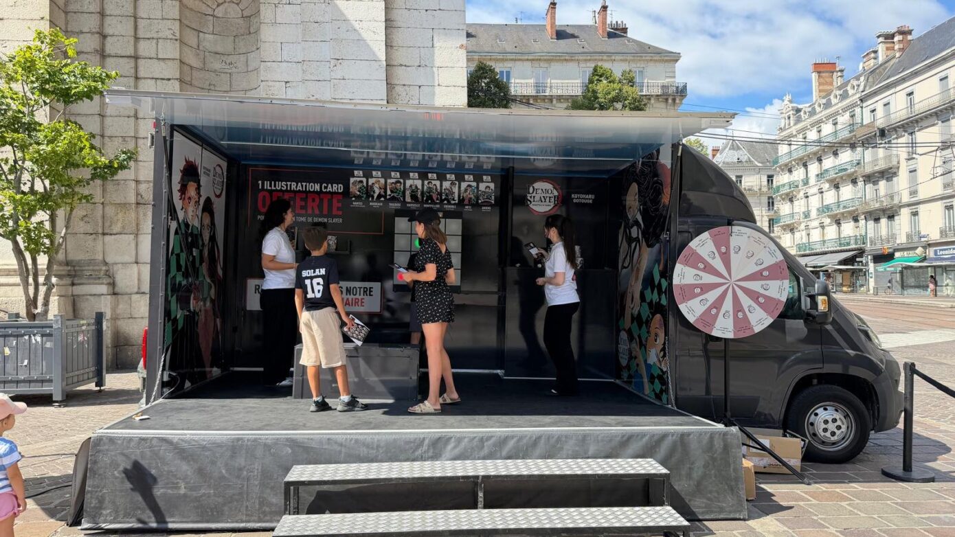 Camion Demon Slayer sur une place de centre-ville