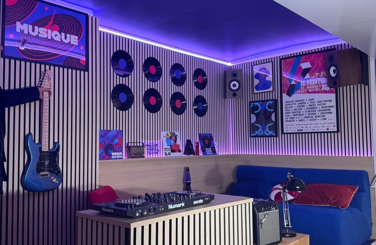 Studio du Musique Tour, console et éclairage violet
