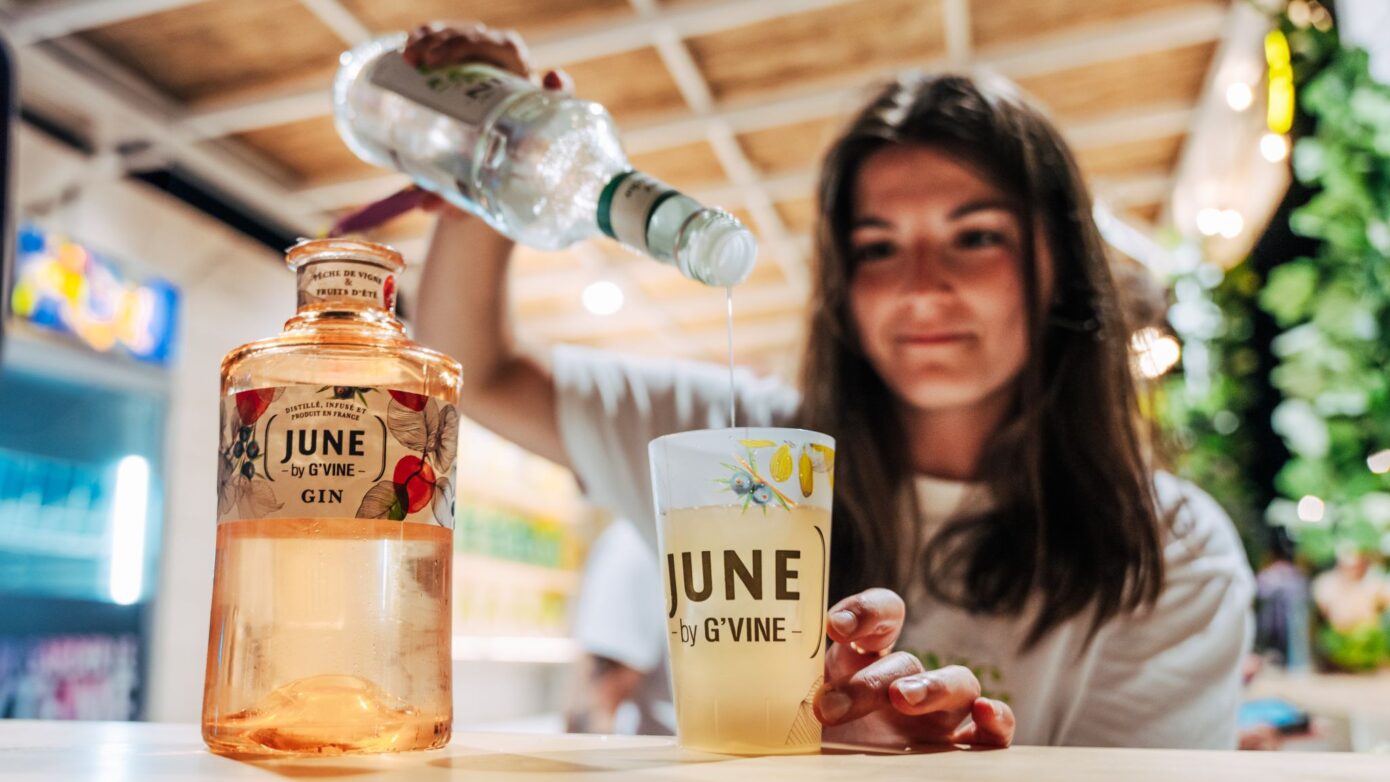 Service d'un cocktail JUNE by G'Vine au bar du stand