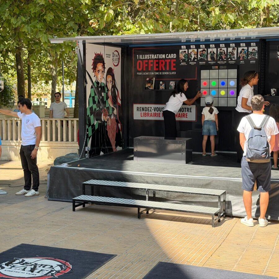 Camion podium Demon Slayer déployé, public devant la scène