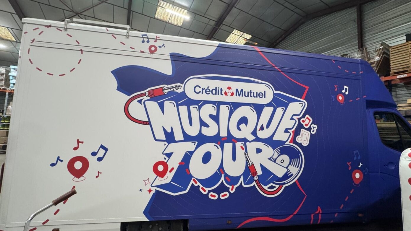 Camion Crédit Mutuel Musique Tour habillé, en tournée