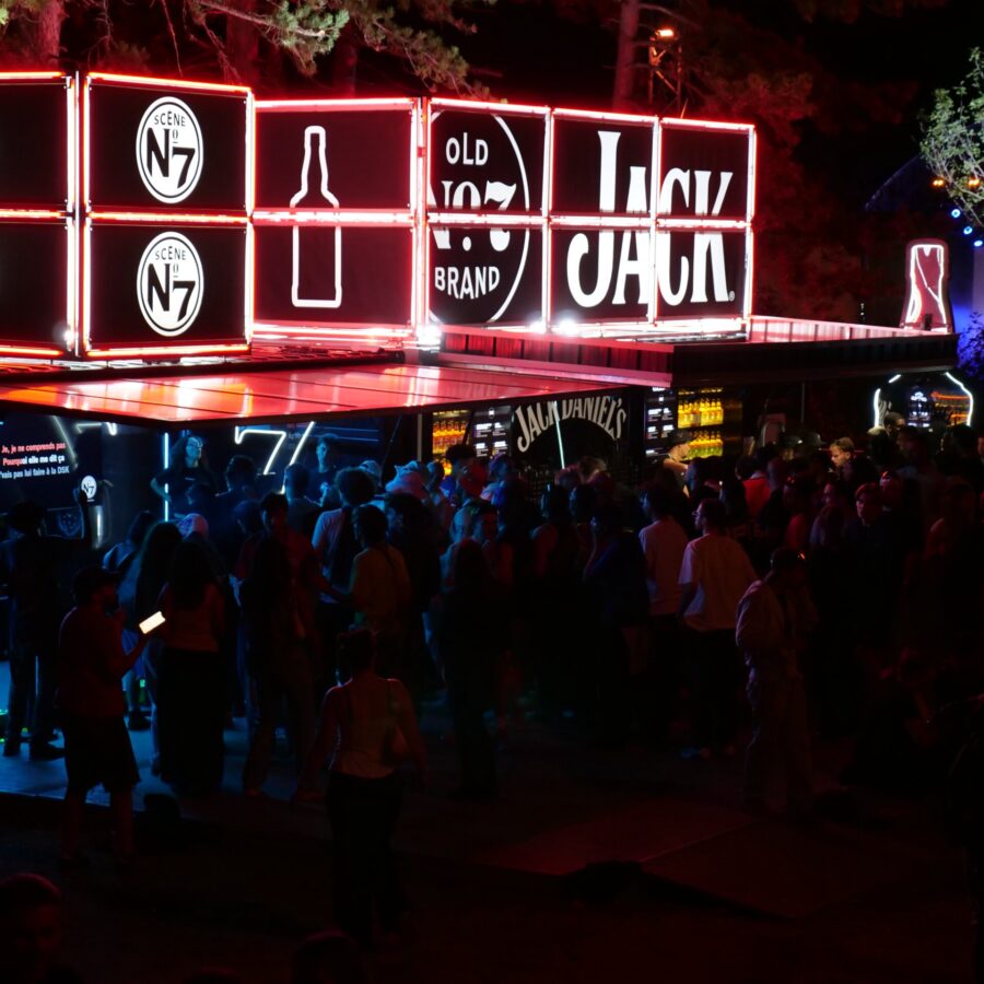 Stand Jack Daniel's Old No. 7 de nuit, enseignes néon et public