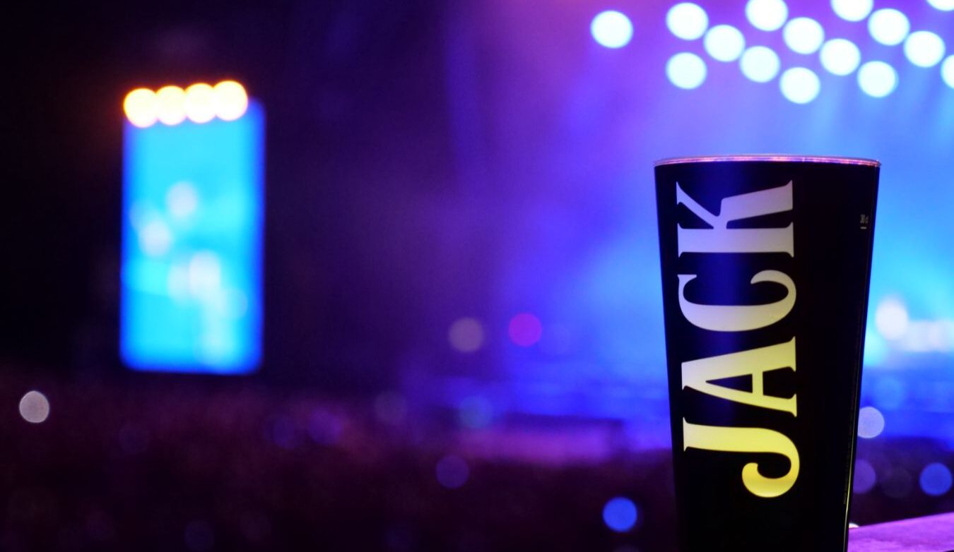 Gobelet Jack Daniel's devant la scène du festival, de nuit